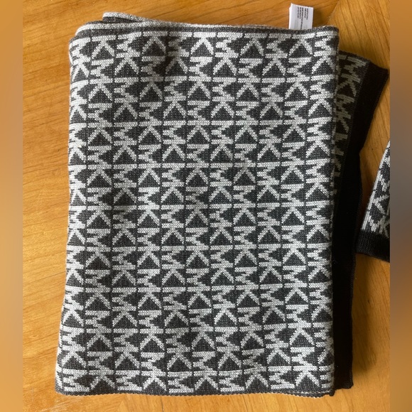 Michael Kors Scarf and Hat Set black and grey - Picture 2 of 4